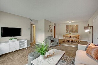 Lacota Apartments in Atlanta, GA - Foto de edificio - Building Photo