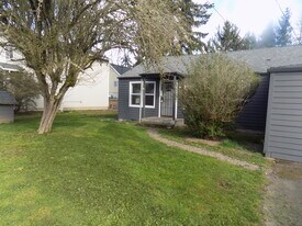 4325 SE Cedar St in Hillsboro, OR - Building Photo