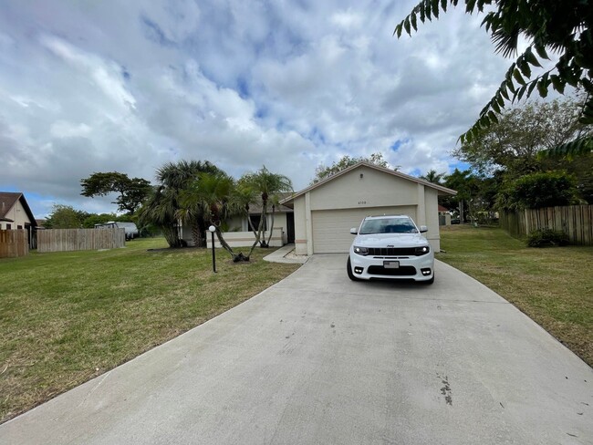 4108 NW 1st St in Deerfield Beach, FL - Foto de edificio - Building Photo