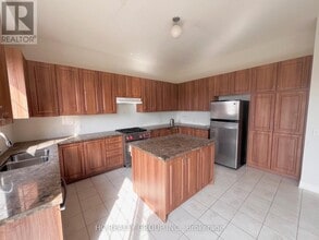 8 Crane St in Aurora, ON - Building Photo - Building Photo