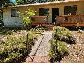 407 W River St in Cave Junction, OR - Building Photo - Building Photo