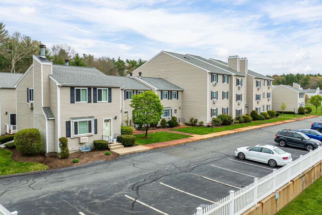 Edgewood Condominium in Mansfield, MA - Foto de edificio