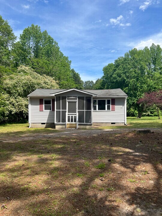 499 Jones Mill Rd in Emporia, VA - Building Photo
