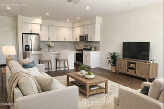 300 Farmhouse Dr in Simi Valley, CA - Foto de edificio - Building Photo