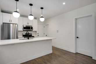 2137 N Maplewood Ave-Unit -1R in Chicago, IL - Building Photo - Building Photo