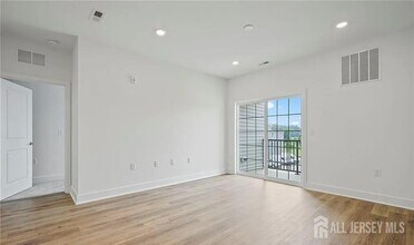 28310 Radford Ct in Monroe Township, NJ - Foto de edificio - Building Photo