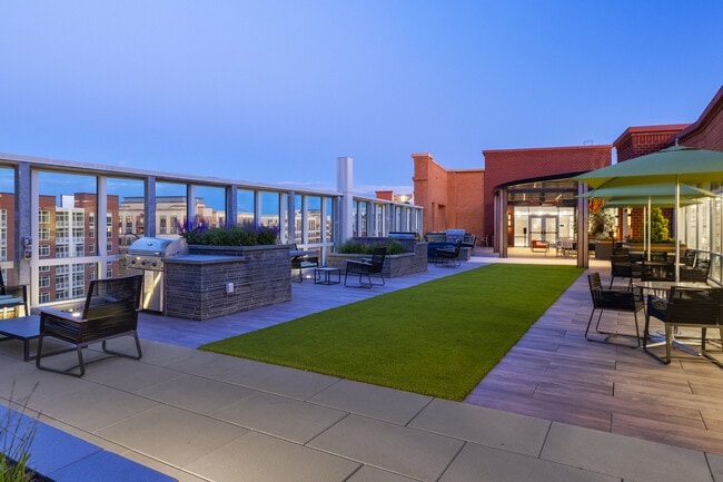 The Clark in Arlington, VA - Foto de edificio - Building Photo