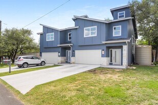 24700 Whitney Dr in Spicewood, TX - Building Photo