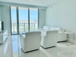330 Sunny Isles Blvd, Unit 5-905 in Sunny Isles Beach, FL - Building Photo - Building Photo