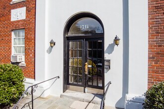 1711 35th St NW in Washington, DC - Foto de edificio - Building Photo