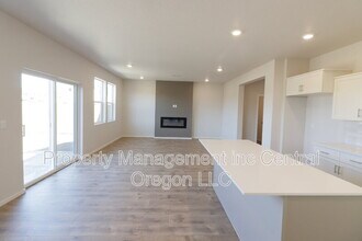 20560 Button Brush Ave in Bend, OR - Building Photo - Building Photo