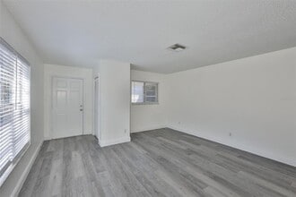 11507 Valencia Dr in Seffner, FL - Building Photo - Building Photo