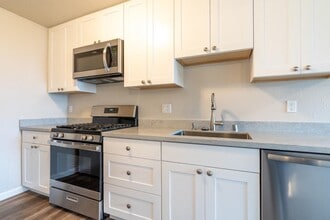 556 Heathcliff Dr in Pacifica, CA - Building Photo - Building Photo