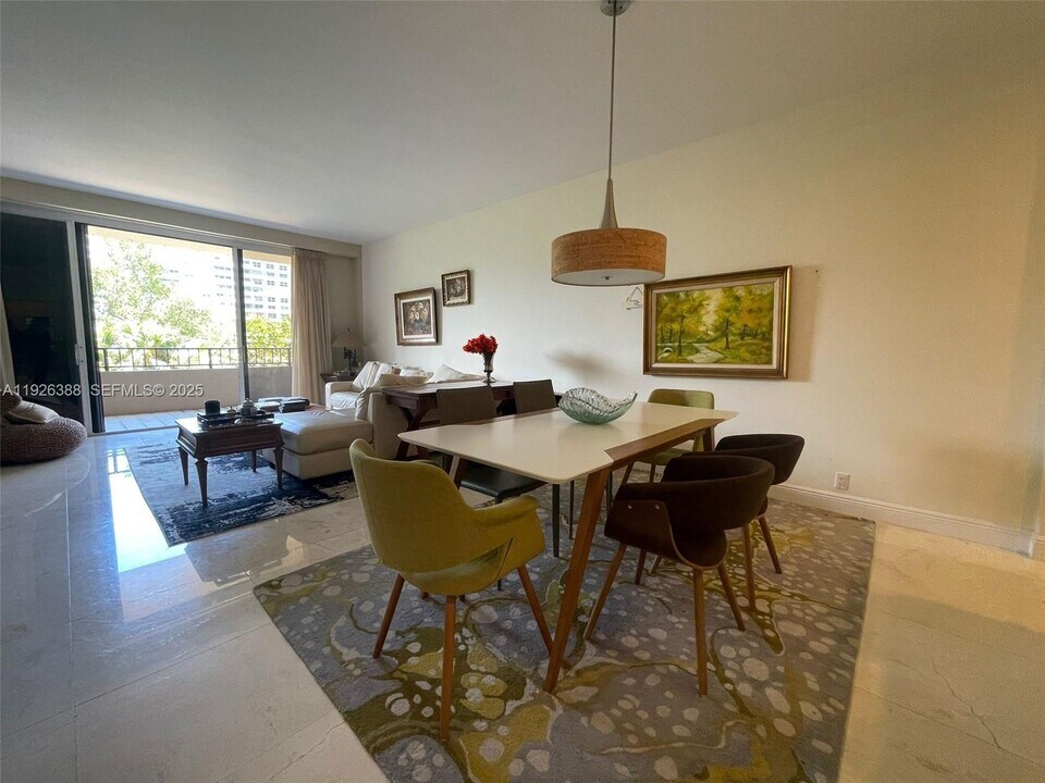 251 Crandon Blvd in Key Biscayne, FL - Foto de edificio