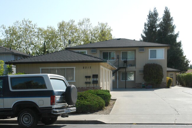 8212 Kelton Drive in Gilroy, CA - Foto de edificio - Building Photo