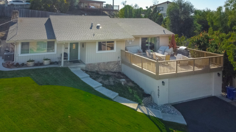 1527 Calavo Dr in Escondido, CA - Building Photo