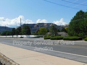 396 S Camp Rd in Grand Junction, CO - Foto de edificio - Building Photo