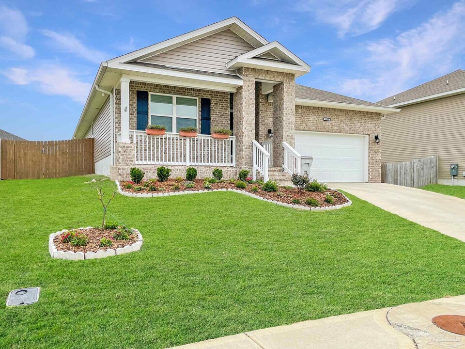 5590 Guinevere Ln in Milton, FL - Foto de edificio