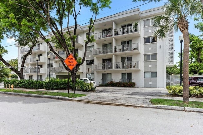 445 SW 11th St in Miami, FL - Building Photo - Building Photo