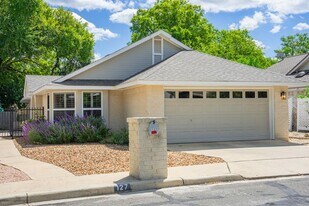 127 Terrace Ln in Kerrville, TX - Building Photo