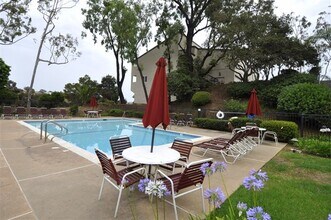 832 Kalpati Cir, Unit F in Carlsbad, CA - Foto de edificio - Building Photo