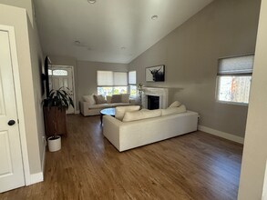 1218 Gatling Ct in Vista, CA - Foto de edificio - Building Photo