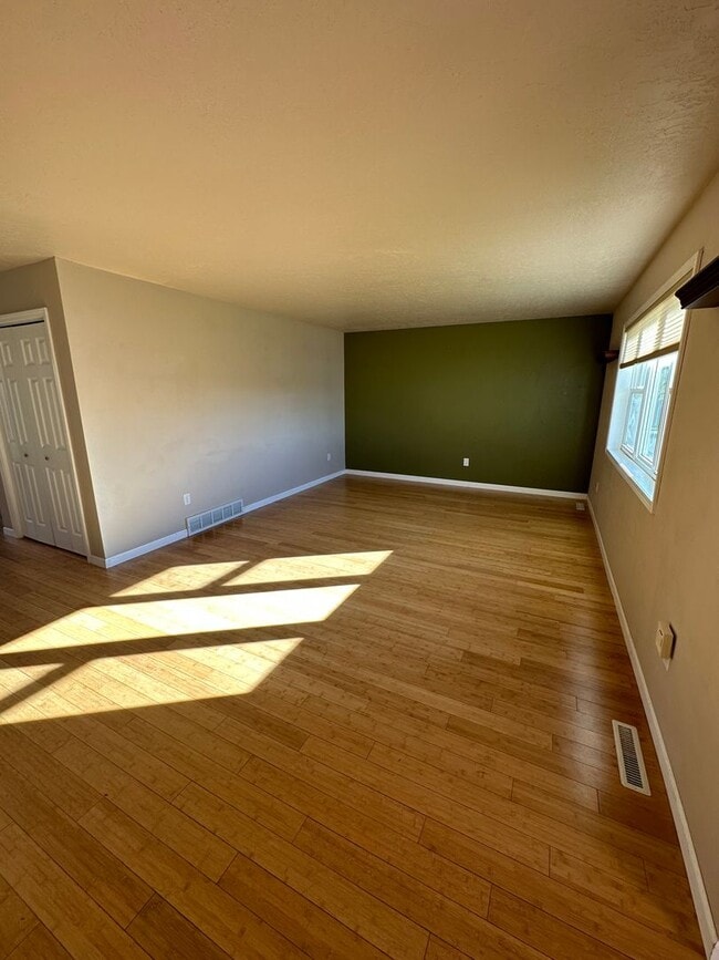 25 Oak Dr SW in Minot, ND - Building Photo - Building Photo