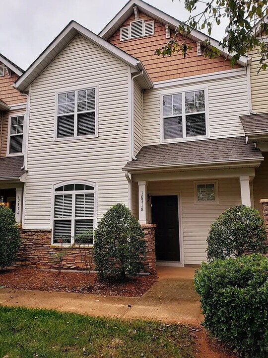 Room in Townhome on McGoogan Ln in Charlotte, NC - Building Photo