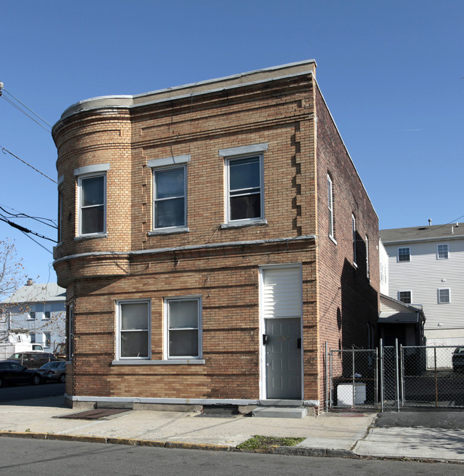 657 2nd Ave in Elizabeth, NJ - Building Photo - Building Photo