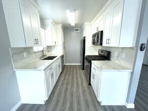 3445 Mentone Ave in Los Angeles, CA - Building Photo - Building Photo