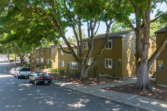 Shady Glen Apartments in Portland, OR - Building Photo - Building Photo