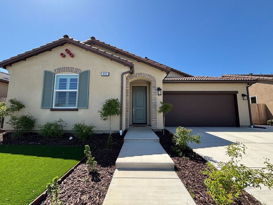 492 Windemere Way in Madera, CA - Building Photo