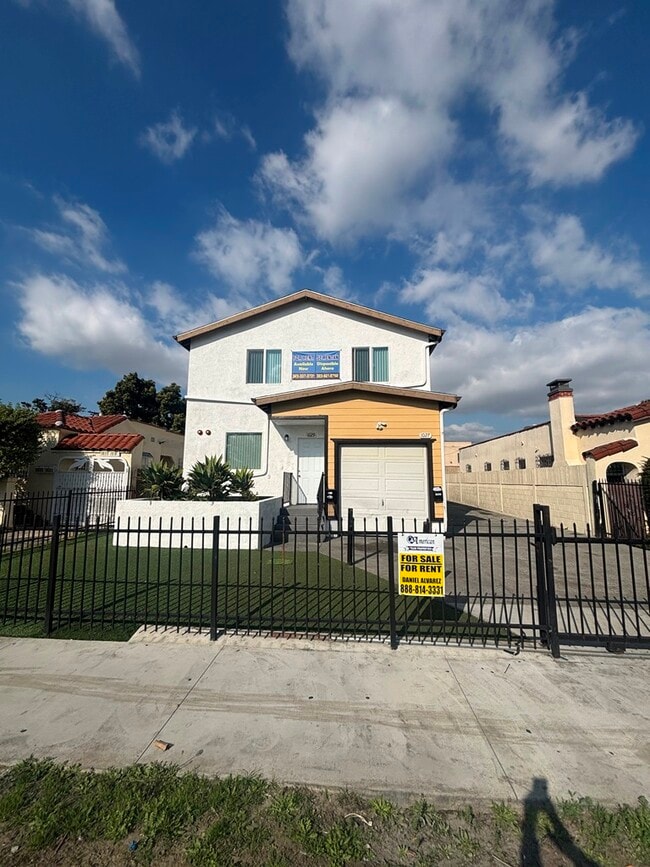 1029 W 65th Pl in Los Angeles, CA - Building Photo - Building Photo