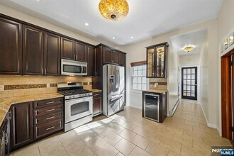 364 New York Ave, Unit 1 in Jersey City, NJ - Building Photo - Building Photo