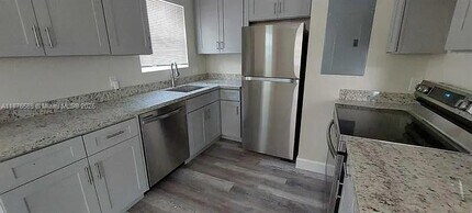 1701 NW 13th Ct, Unit 11 in Fort Lauderdale, FL - Building Photo - Building Photo