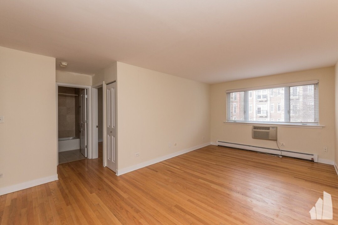 665 W Wrightwood Ave, Unit 420 in Chicago, IL - Building Photo