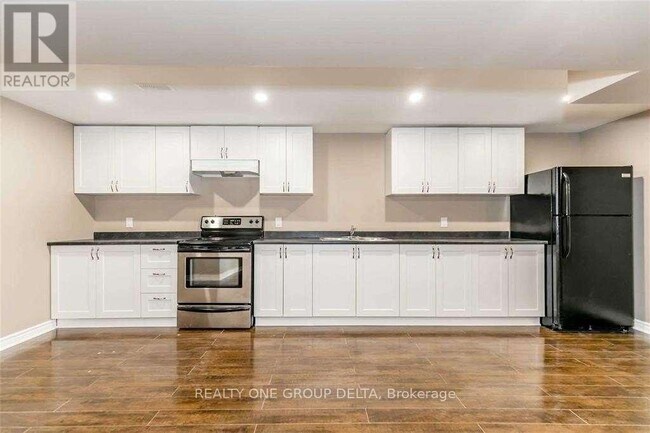 8 Charlemagne Ave in Barrie, ON - Building Photo - Building Photo