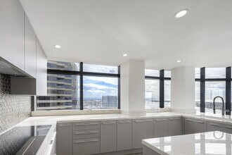 100 W Harbor Dr in San Diego, CA - Foto de edificio - Building Photo