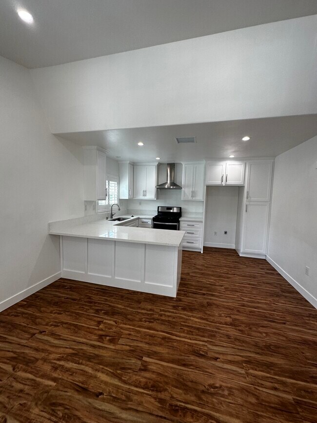 824 Glenway Dr in Inglewood, CA - Building Photo - Building Photo
