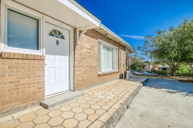 property at 1611 N Kansas St