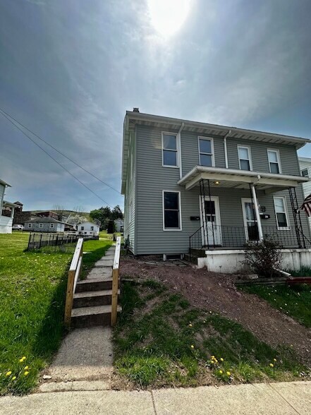 320 North St in Jim Thorpe, PA - Foto de edificio