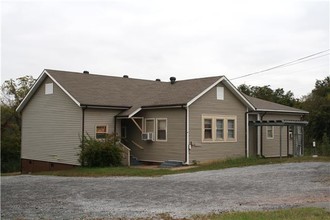 206 Oak St in Clarksville, TN - Building Photo - Building Photo