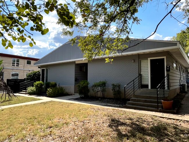 3304 Tom Green St, Unit #B in Austin, TX - Building Photo - Building Photo