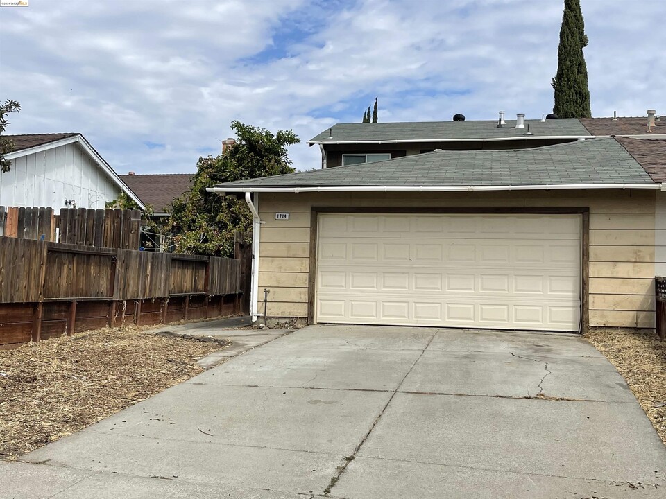 1714 Magnolia Way in Antioch, CA - Building Photo