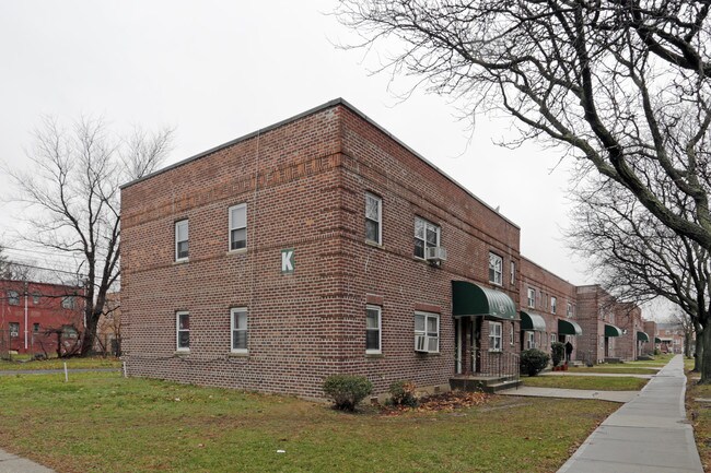 102-02 185th St in Hollis, NY - Building Photo - Building Photo