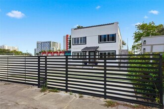 1590 NW 38th St in Miami, FL - Foto de edificio - Building Photo