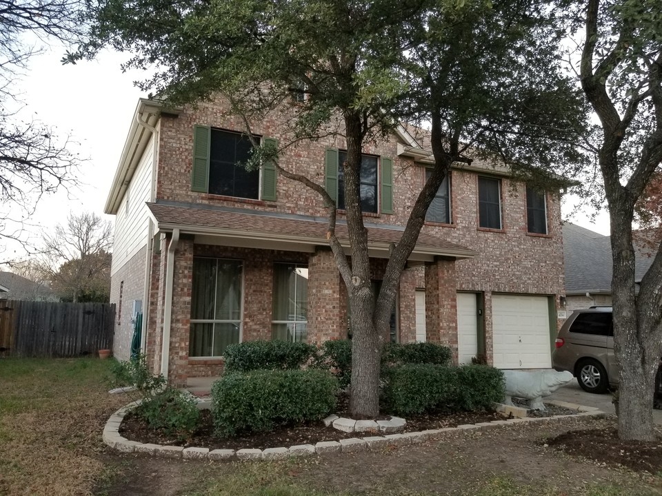 4204 N Summercrest Loop, Unit C in Round Rock, TX - Foto de edificio