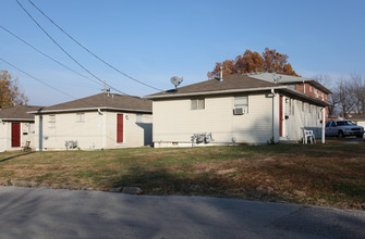 Mission Villas / Mission Villas LLC in Kansas City, KS - Building Photo - Building Photo