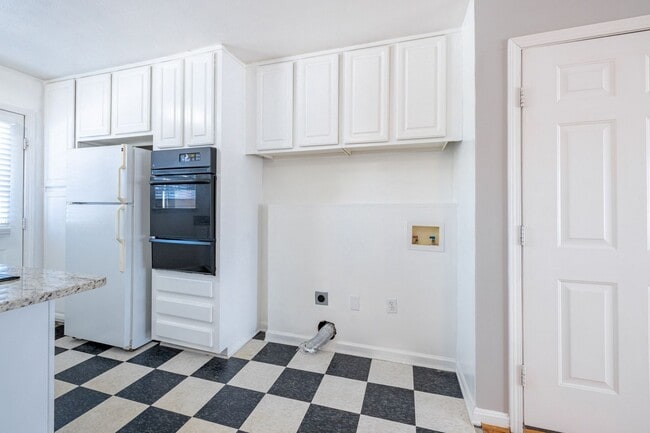 370 Peachtree Hills Ave NE in Atlanta, GA - Building Photo - Building Photo