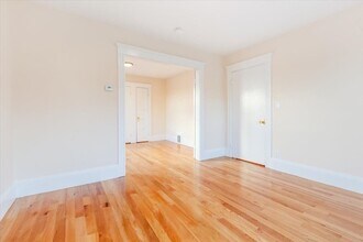 52 Roslyn St in Salem, MA - Building Photo - Building Photo